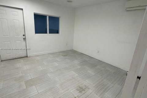 Commercial property in Hialeah, Florida № 1841046 - photo 6