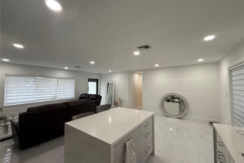 Casa en venta en Miami Gardens, Florida, 4 dormitorios, 121.52 m2 № 1897917 - foto 5