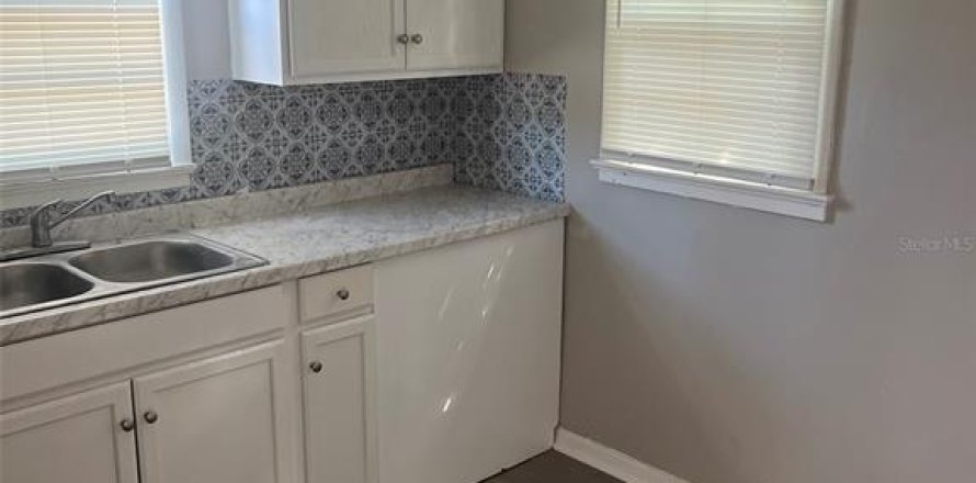 Commercial property in Daytona Beach, Florida 6 bedrooms, 173.73 sq.m. № 2384273