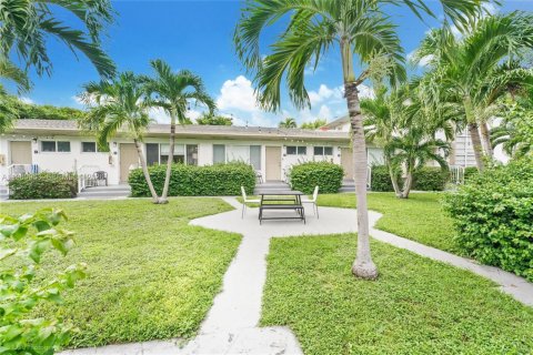 Apartment in Bay Harbor Islands, Florida 1 bedroom, 73.02 sq.m. № 2023657