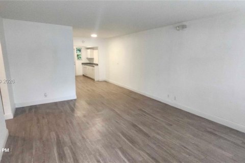 Apartment in Bay Harbor Islands, Florida 1 bedroom, 73.02 sq.m. № 2023657 - photo 2