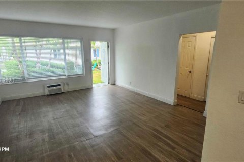 Apartment in Bay Harbor Islands, Florida 1 bedroom, 73.02 sq.m. № 2023657 - photo 4