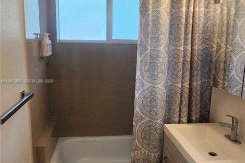 Apartment in Bay Harbor Islands, Florida 1 bedroom, 73.02 sq.m. № 2023657 - photo 5