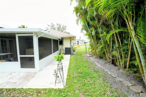 House in Cape Coral, Florida 4 bedrooms, 176.79 sq.m. № 1634189 - photo 8