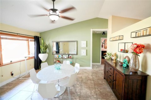 House in Cape Coral, Florida 4 bedrooms, 176.79 sq.m. № 1634189 - photo 13