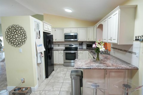 House in Cape Coral, Florida 4 bedrooms, 176.79 sq.m. № 1634189 - photo 30