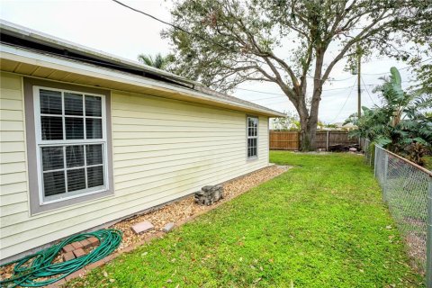 House in Cape Coral, Florida 4 bedrooms, 176.79 sq.m. № 1634189 - photo 5