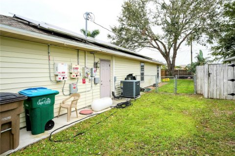 House in Cape Coral, Florida 4 bedrooms, 176.79 sq.m. № 1634189 - photo 3