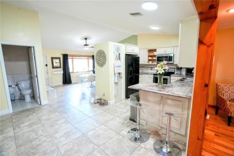 House in Cape Coral, Florida 4 bedrooms, 176.79 sq.m. № 1634189 - photo 12