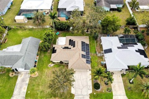 House in Cape Coral, Florida 4 bedrooms, 176.79 sq.m. № 1634189 - photo 27