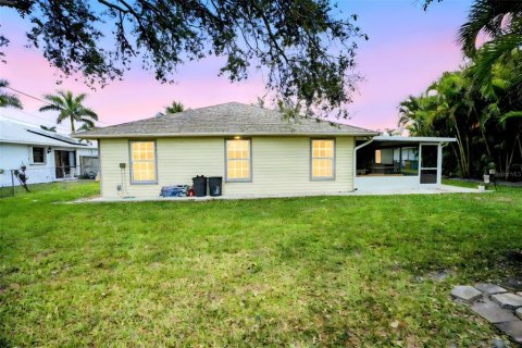 House in Cape Coral, Florida 4 bedrooms, 176.79 sq.m. № 1634189 - photo 24