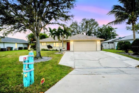 House in Cape Coral, Florida 4 bedrooms, 176.79 sq.m. № 1634189 - photo 1