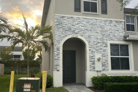 Купить таунхаус в Хомстед, Флорида 3 спальни, 143.53м2, № 2049679 - фото 1