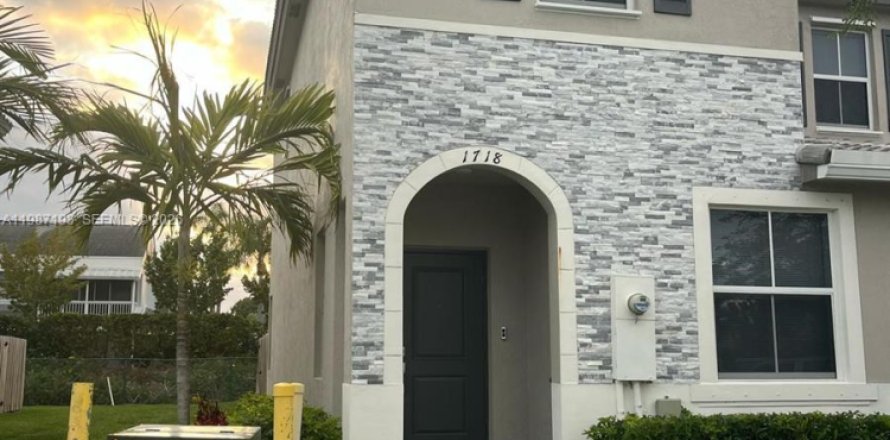 Таунхаус в Хомстед, Флорида 3 спальни, 143.53м2 № 2049679