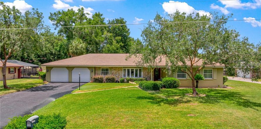 House in Ocala, Florida 3 bedrooms, 204.57 sq.m. № 2150095