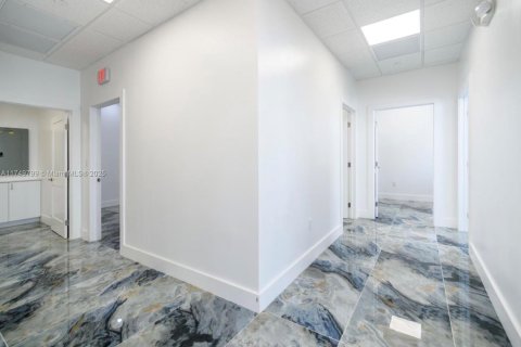 Commercial property in Aventura, Florida № 1738046 - photo 4