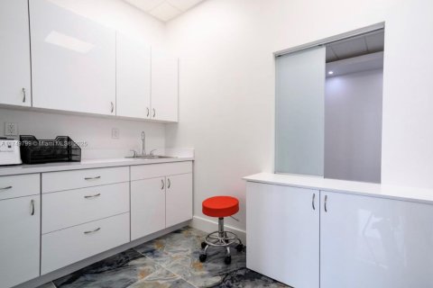 Commercial property in Aventura, Florida № 1738046 - photo 5