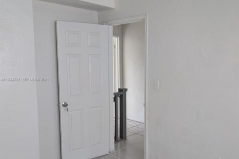 Apartamento en alquiler en Miami, Florida, 2 dormitorios, 837.42 m2 № 1992928 - foto 3