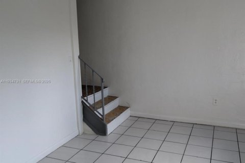 Apartamento en alquiler en Miami, Florida, 2 dormitorios, 837.42 m2 № 1992928 - foto 5