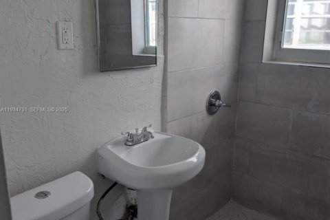 Apartamento en alquiler en Miami, Florida, 2 dormitorios, 837.42 m2 № 1992928 - foto 2