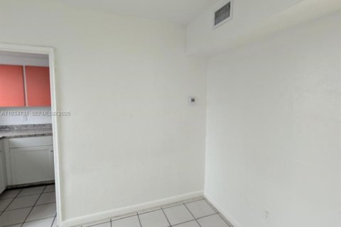 Apartamento en alquiler en Miami, Florida, 2 dormitorios, 837.42 m2 № 1992928 - foto 6