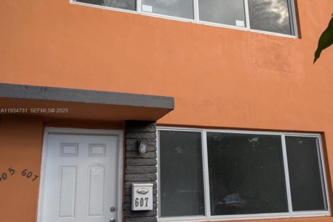 Apartamento en alquiler en Miami, Florida, 2 dormitorios, 837.42 m2 № 1992928 - foto 1