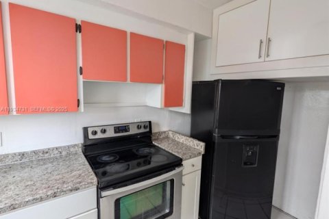 Apartamento en alquiler en Miami, Florida, 2 dormitorios, 837.42 m2 № 1992928 - foto 4
