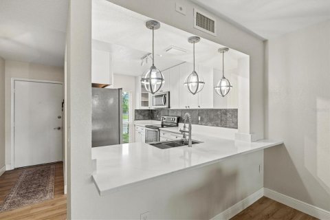 Condo in Sarasota, Florida, 1 bedroom № 2238074 - photo 9