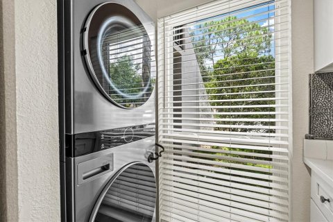 Condo in Sarasota, Florida, 1 bedroom № 2238074 - photo 13