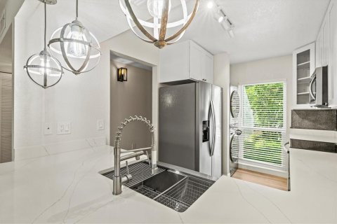 Condo in Sarasota, Florida, 1 bedroom № 2238074 - photo 10