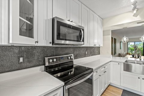 Condo in Sarasota, Florida, 1 bedroom № 2238074 - photo 14