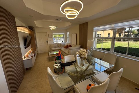 Townhouse in Miami, Florida 3 bedrooms, 158.86 sq.m. № 1996919 - photo 7