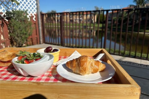 Townhouse in Miami, Florida 3 bedrooms, 158.86 sq.m. № 1996919 - photo 18