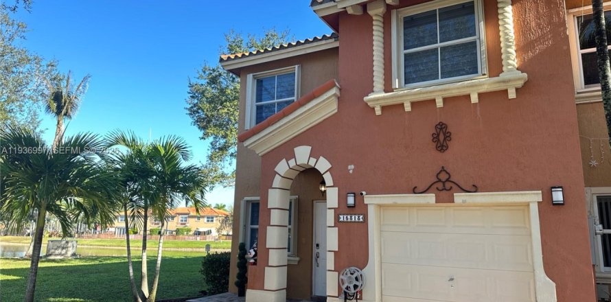 Townhouse in Miami, Florida 3 bedrooms, 158.86 sq.m. № 1996919