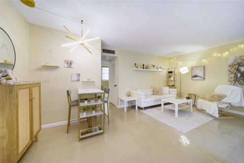 Condo in Deerfield Beach, Florida, 1 bedroom  № 1468600 - photo 8