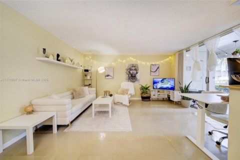Condo in Deerfield Beach, Florida, 1 bedroom  № 1468600 - photo 3