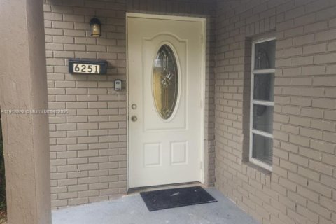 Casa en venta en Sunrise, Florida, 3 dormitorios, 121.89 m2 № 1974375 - foto 2