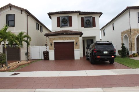House in Hialeah, Florida 4 bedrooms, 184.88 sq.m. № 2003186