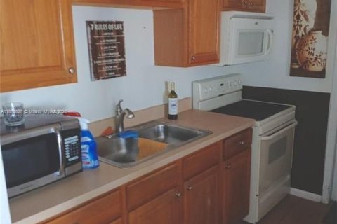 Condo in Lehigh Acres, Florida, 1 bedroom № 1958294 - photo 6