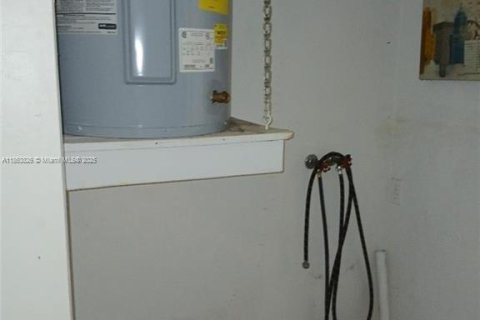 Condo in Lehigh Acres, Florida, 1 bedroom № 1958294 - photo 4