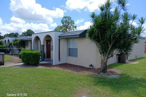 Condo in Lehigh Acres, Florida, 1 bedroom № 1958294 - photo 1