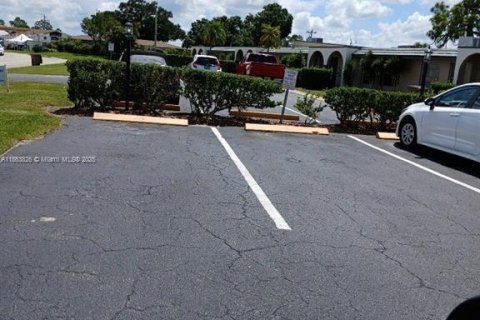 Condo in Lehigh Acres, Florida, 1 bedroom № 1958294 - photo 8