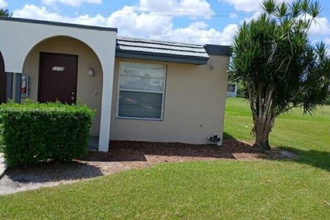 Condo in Lehigh Acres, Florida, 1 bedroom № 1958294 - photo 2