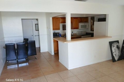 Condo in Lehigh Acres, Florida, 1 bedroom № 1958294 - photo 3
