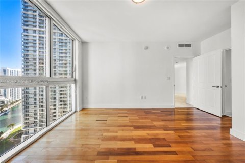 Condo in Miami, Florida, 3 bedrooms  № 2026161 - photo 15