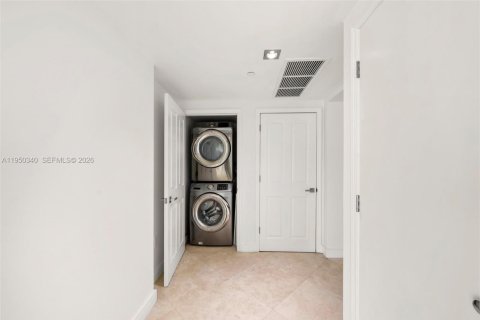 Condo in Miami, Florida, 3 bedrooms  № 2026161 - photo 28