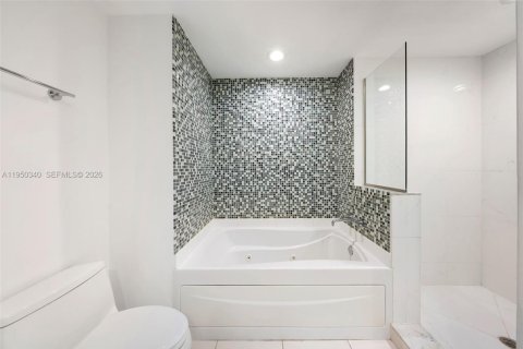 Condo in Miami, Florida, 3 bedrooms  № 2026161 - photo 12