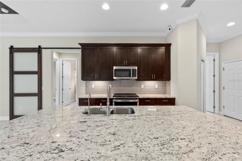 House in Land O' Lakes, Florida 4 bedrooms, 295.15 sq.m. № 2221381 - photo 11
