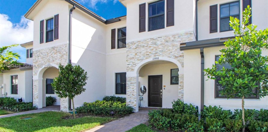 Дом в Хомстед, Флорида 3 спальни, 137.77м2 № 2050223