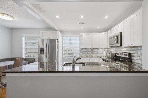 Condo in Delray Beach, Florida, 2 bedrooms  № 2400006 - photo 2